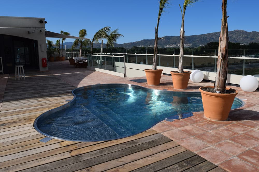 Custom Pool Builders